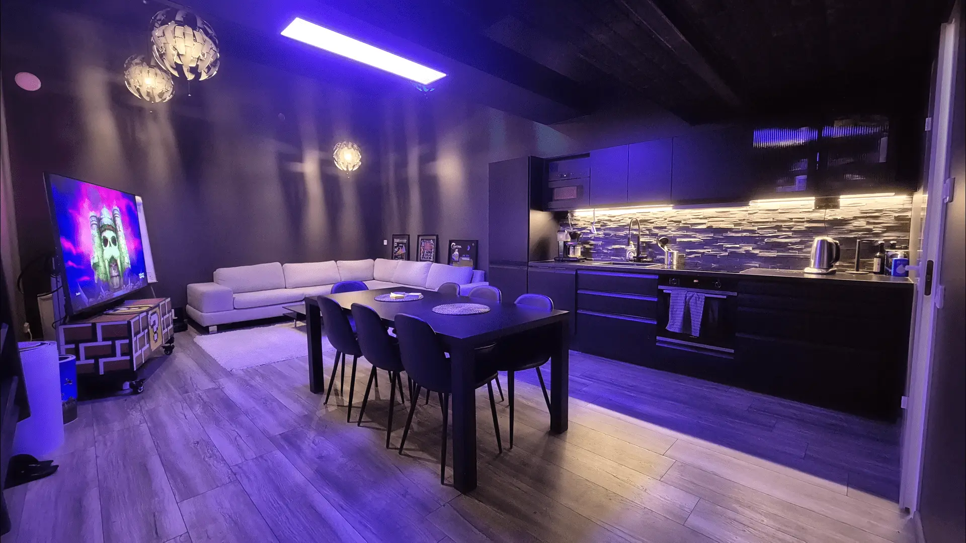 Kitchen and lounge area